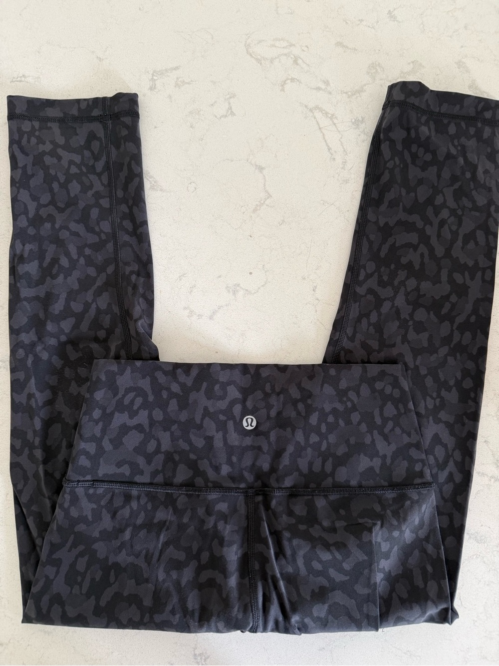 Lululemon Wunder Under 21” crop legging. Gray/Coal Camo print size 6